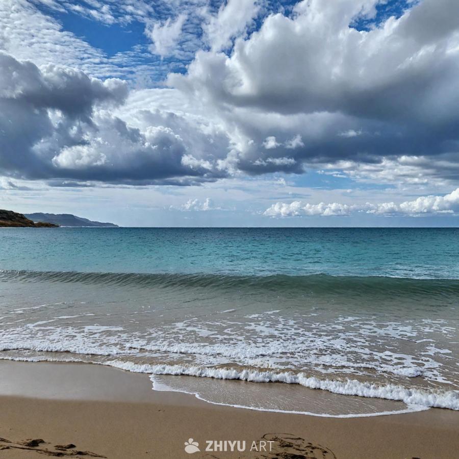 一片沙滩，海浪轻柔地拍打着海岸。海面广阔，呈现蓝色