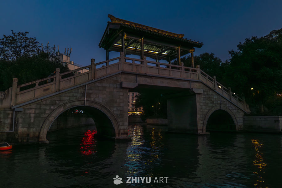 夜色中的古桥与水影