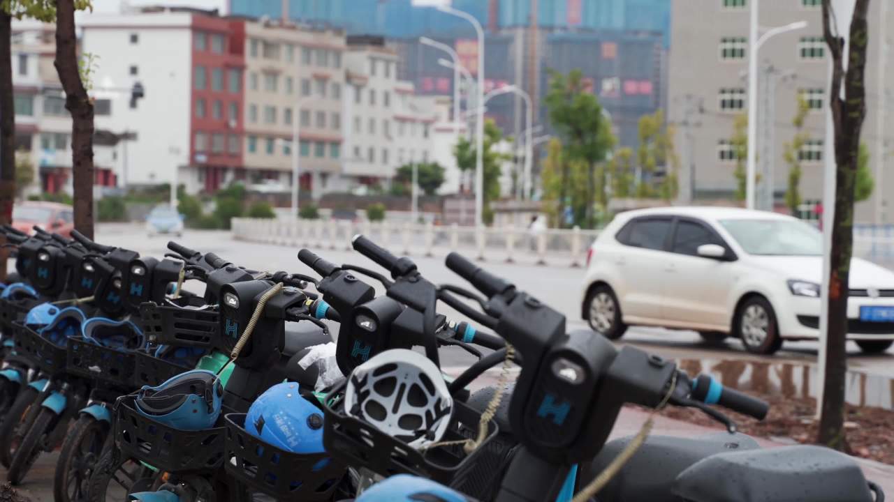 城市街头的共享单车