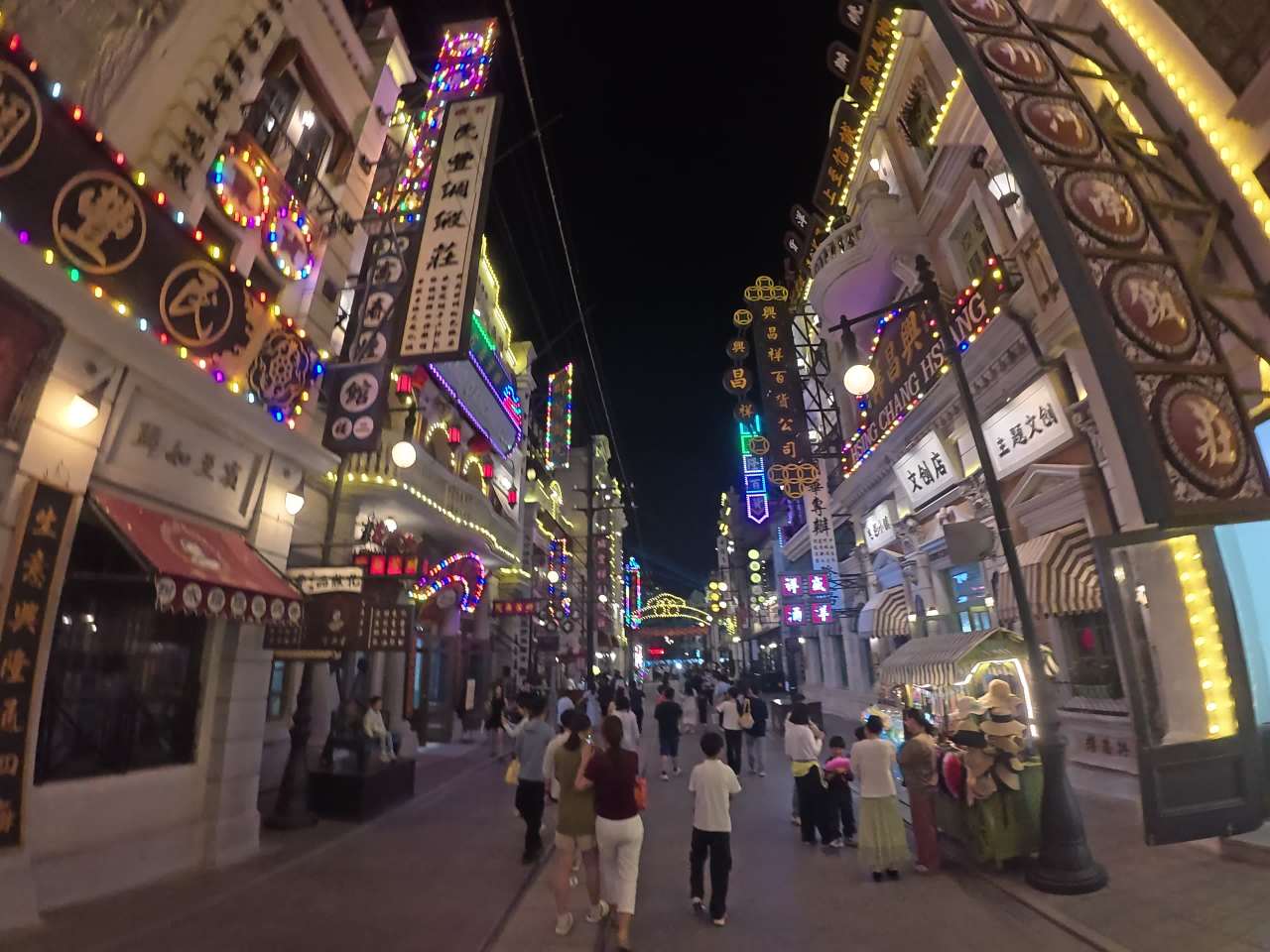 夜色中的繁华街景