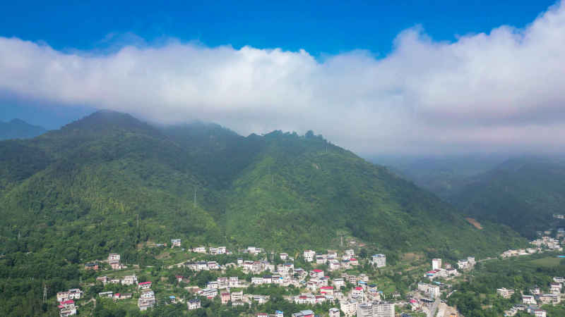 航拍城市清晨山间云雾缭绕  