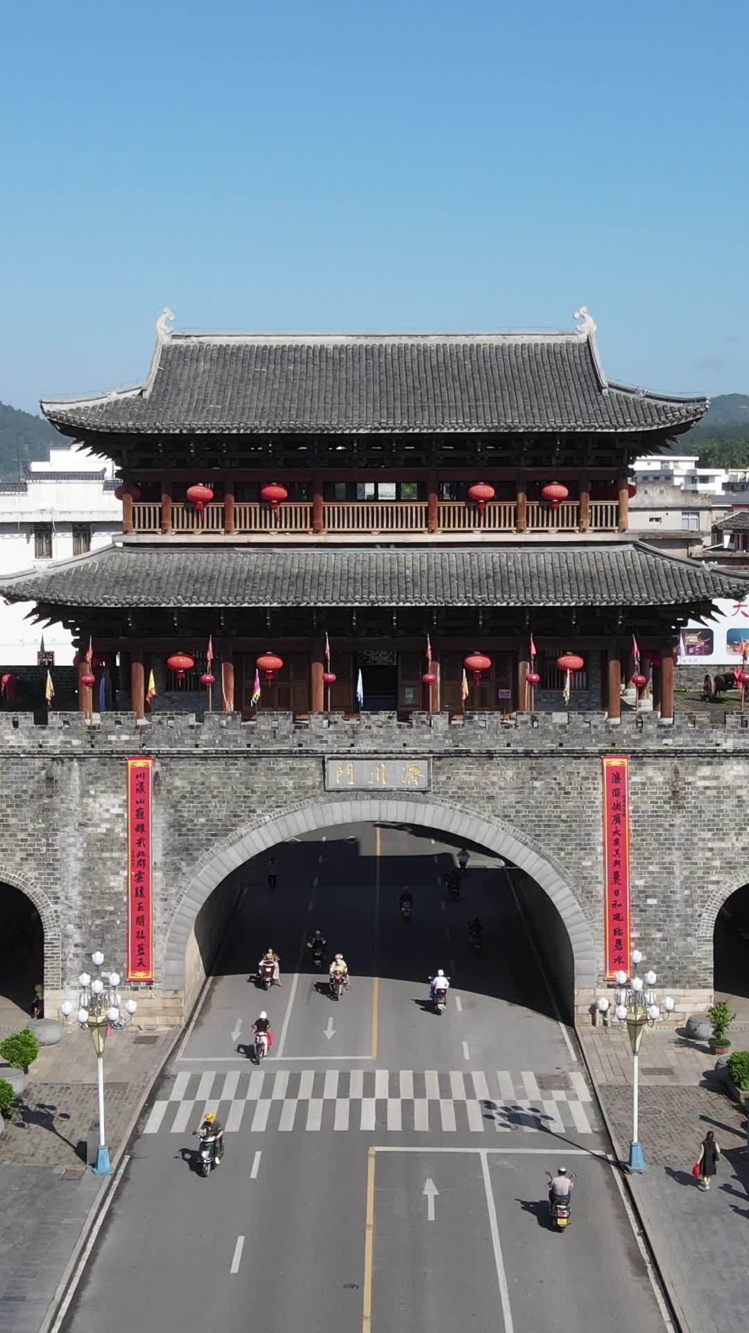 古城门下的繁忙景象