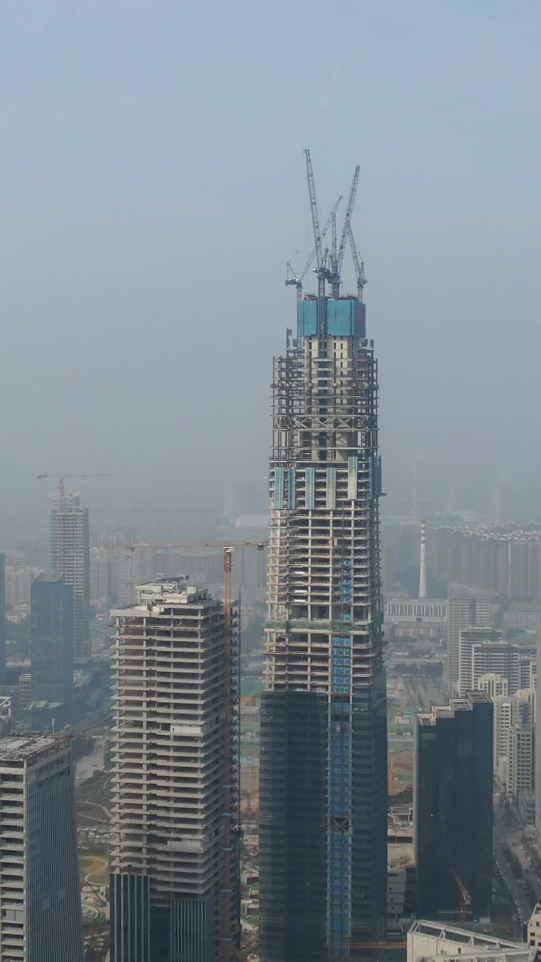 高楼建设中的城市剪影