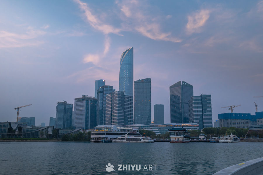 黄昏时分的城市河畔风光