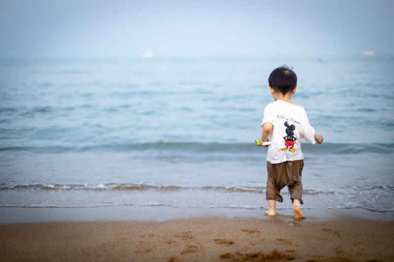海边奔跑的小朋友