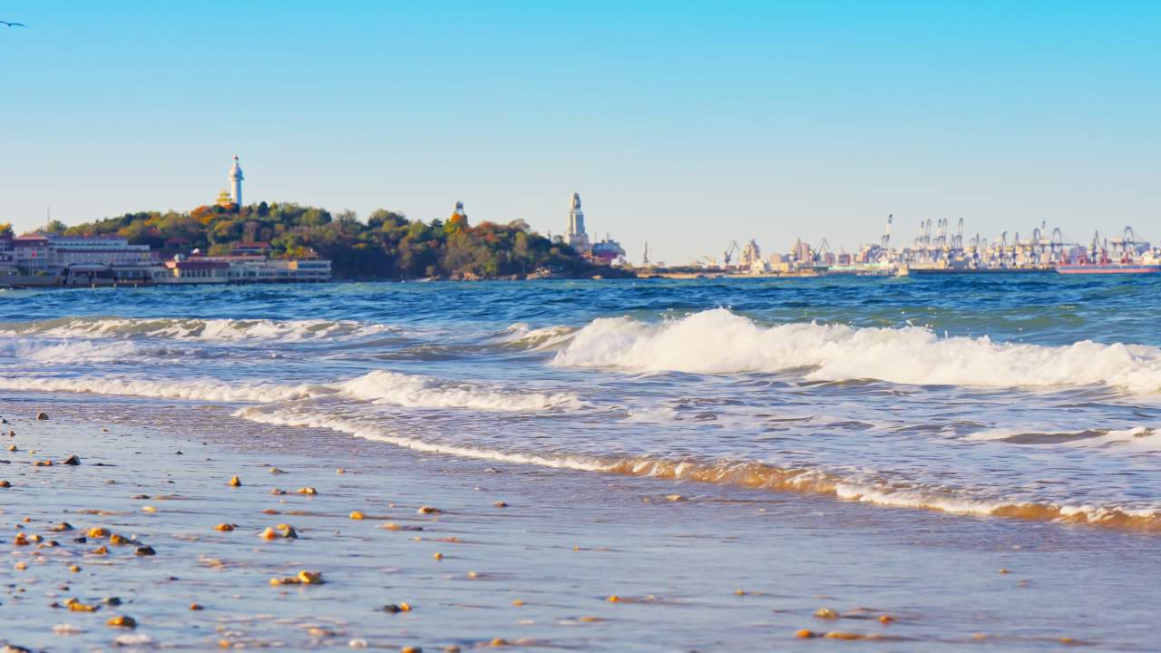 海滩海浪与城市风光