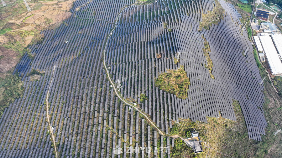 航拍贵州山区光伏发电站 新能源发电 8