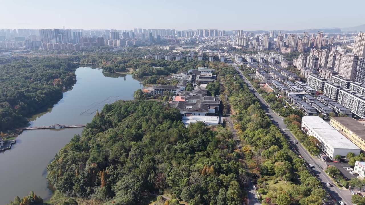 城市绿肺：湖光山色中的现代都市