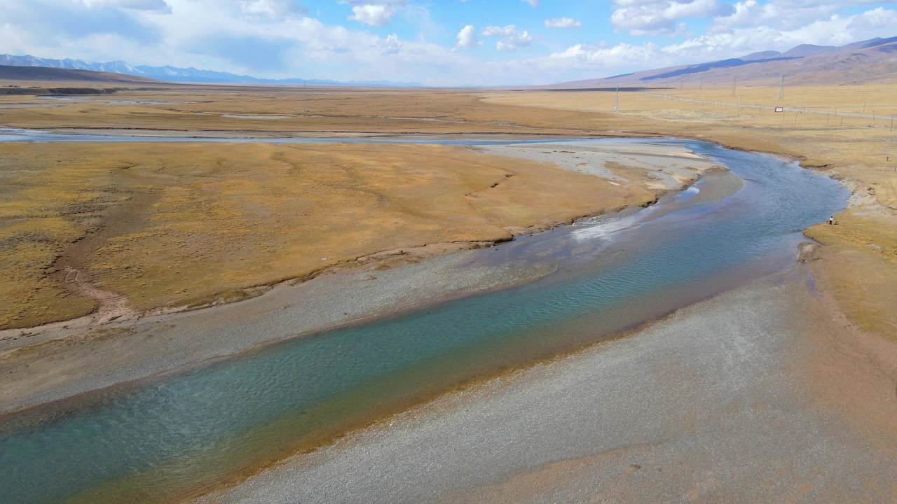 航拍青海海北祁连山腹地的二尕公路雪山河流草原 6