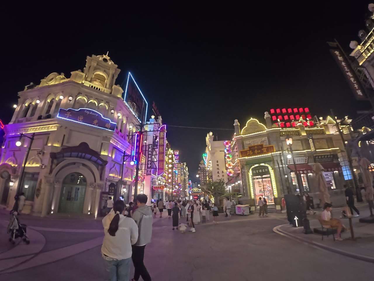 夜色中的繁华街景