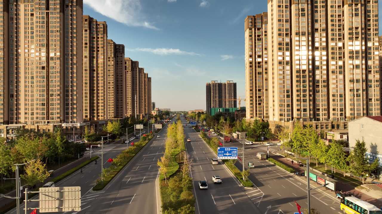 都市晨曦车流穿梭