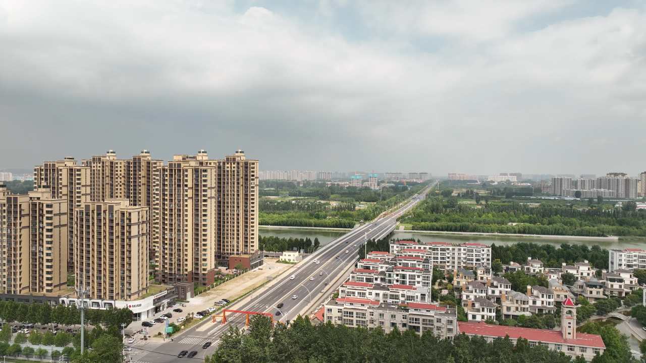 城市全景与天空的动态变幻