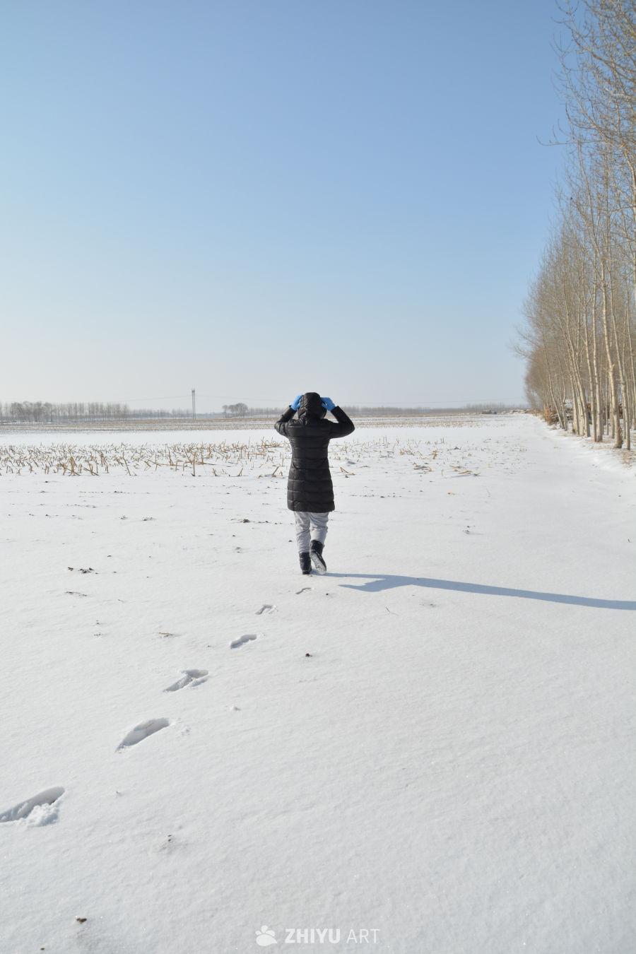雪地上玩雪的女人