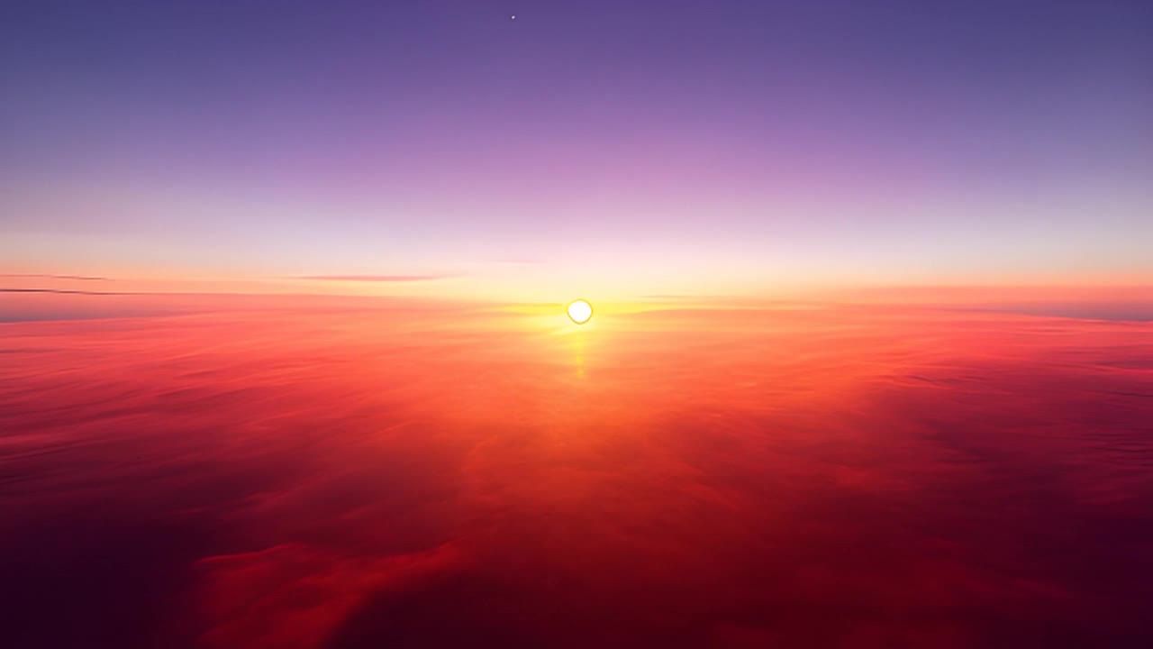 太阳位于画面中心，正处于地平线上方。天空由紫色渐变