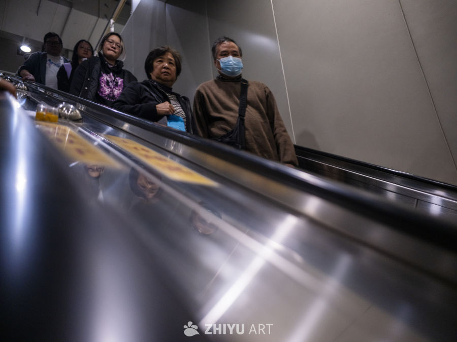 地铁扶梯上的日常
