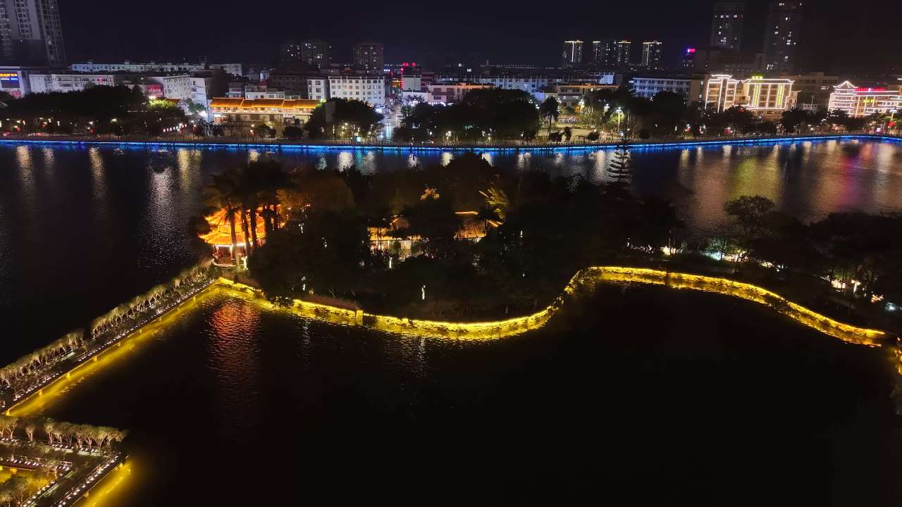 夜色中的城市湖畔