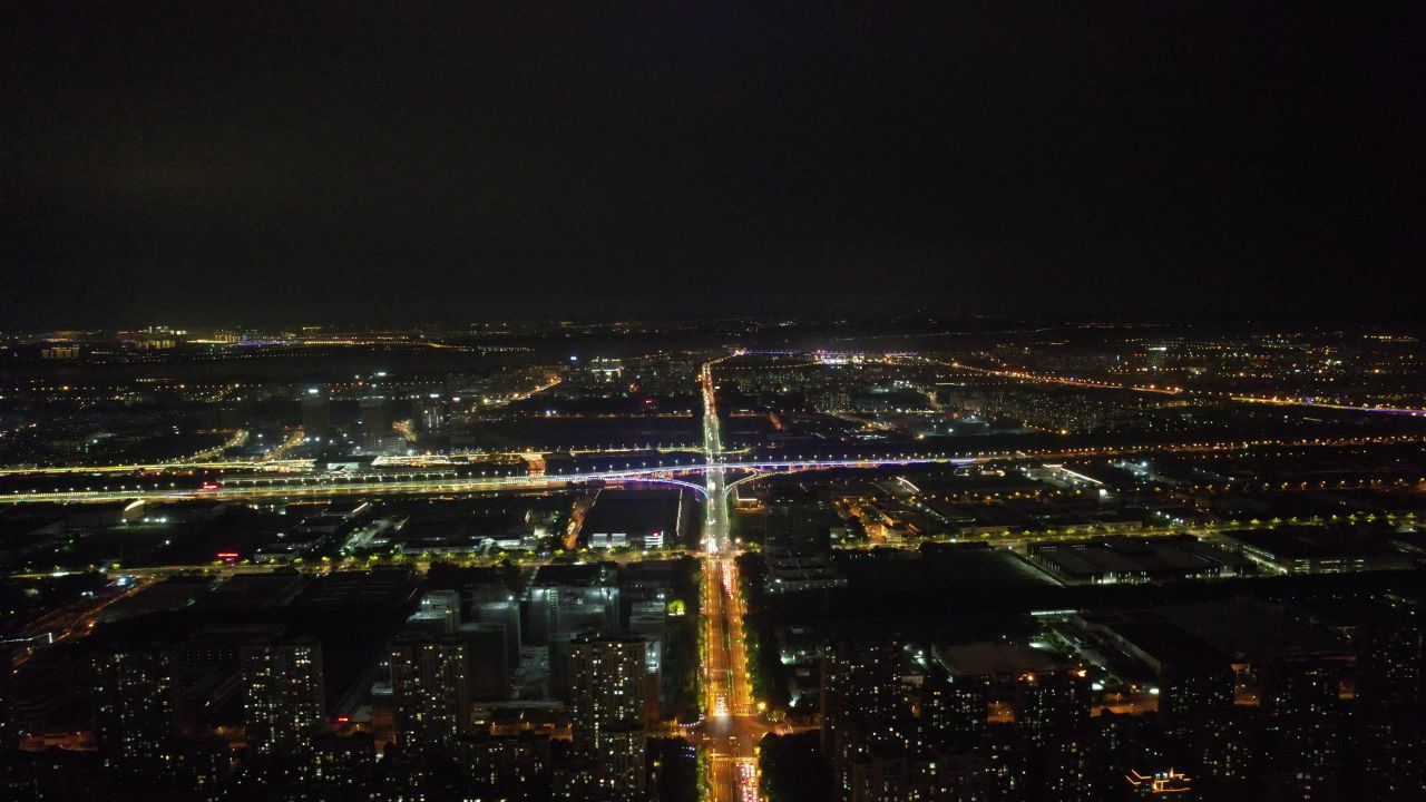 江苏苏州工业园区国金中心苏州之门夜景灯光航拍  
