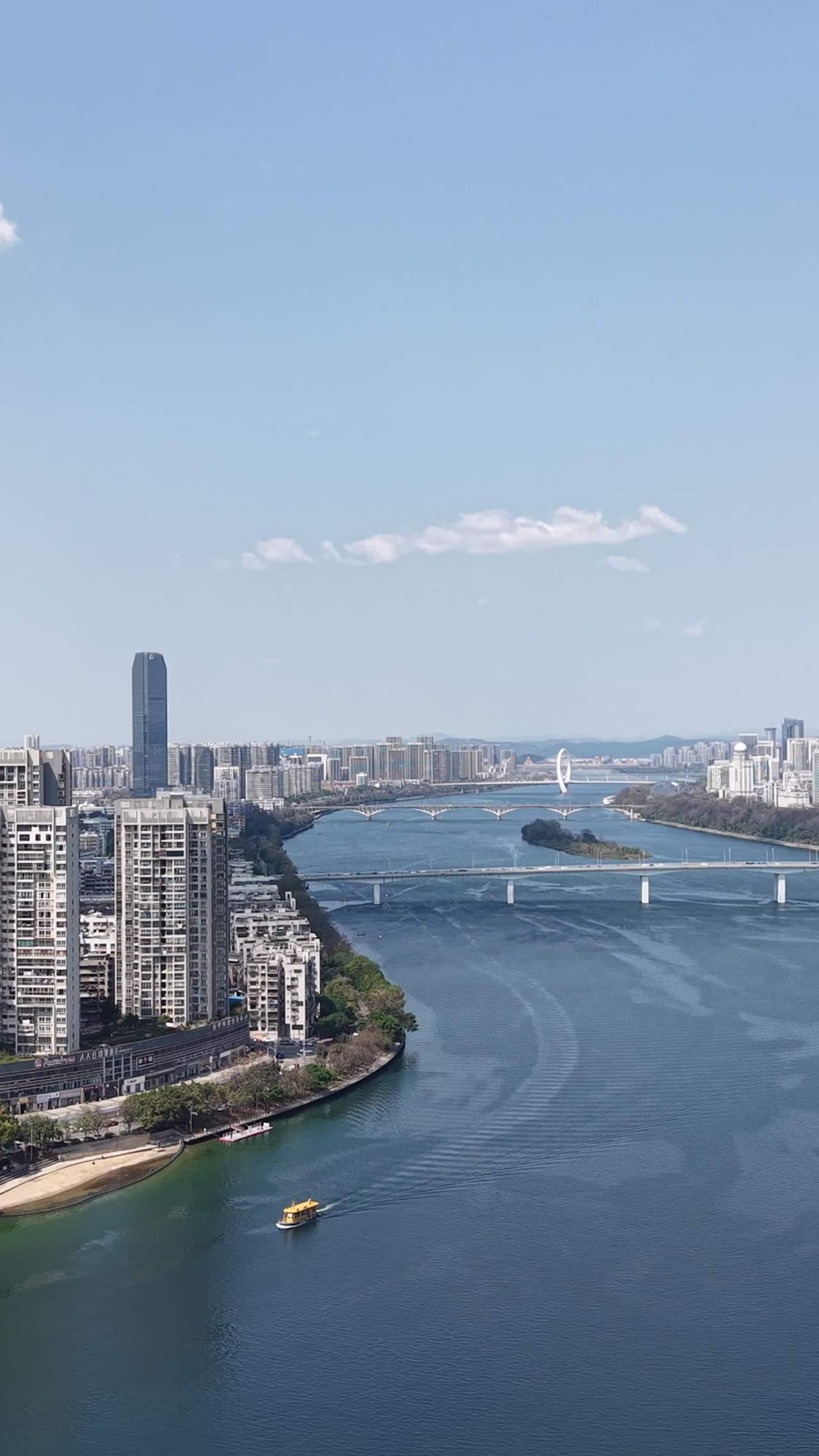 城市河景与现代建筑