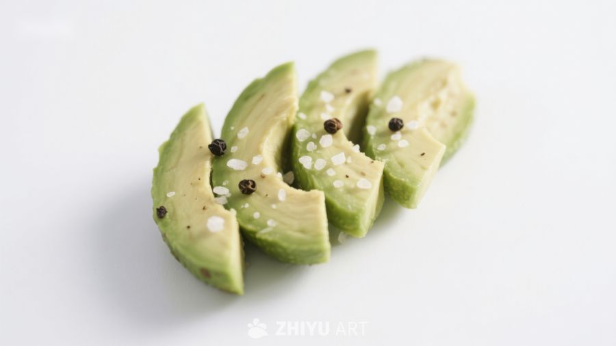 切片牛油果撒上黑胡椒和盐