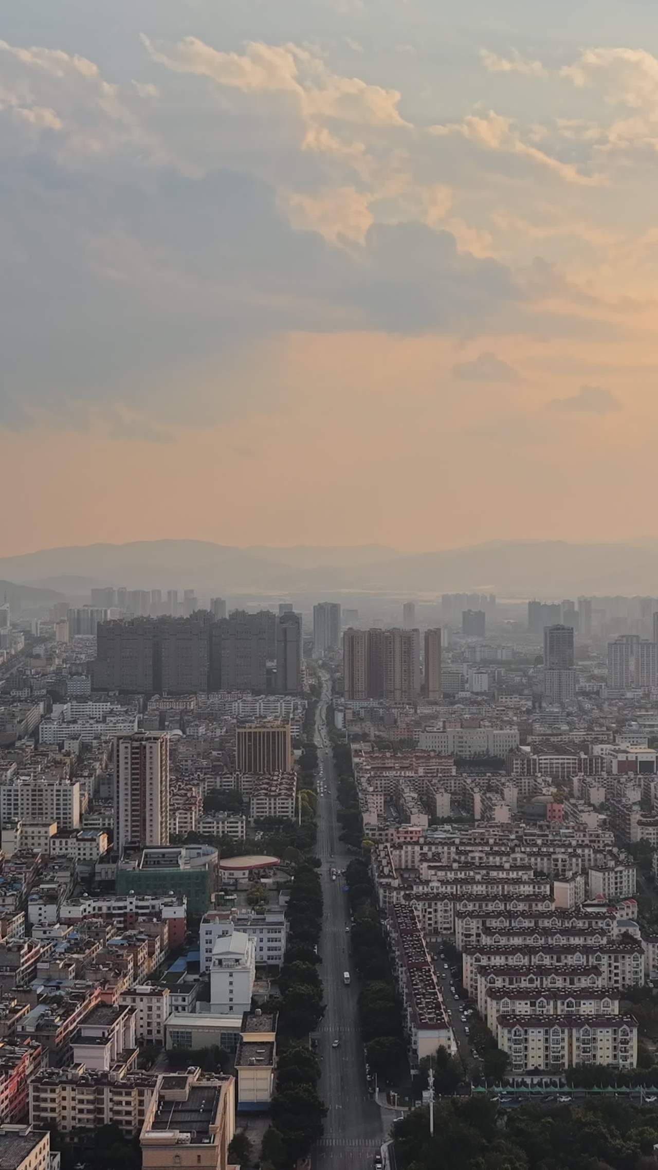 夕阳下的城市全景