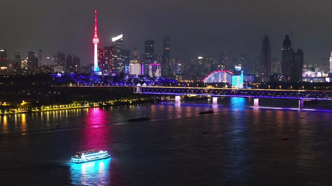 霓虹下的都市夜景