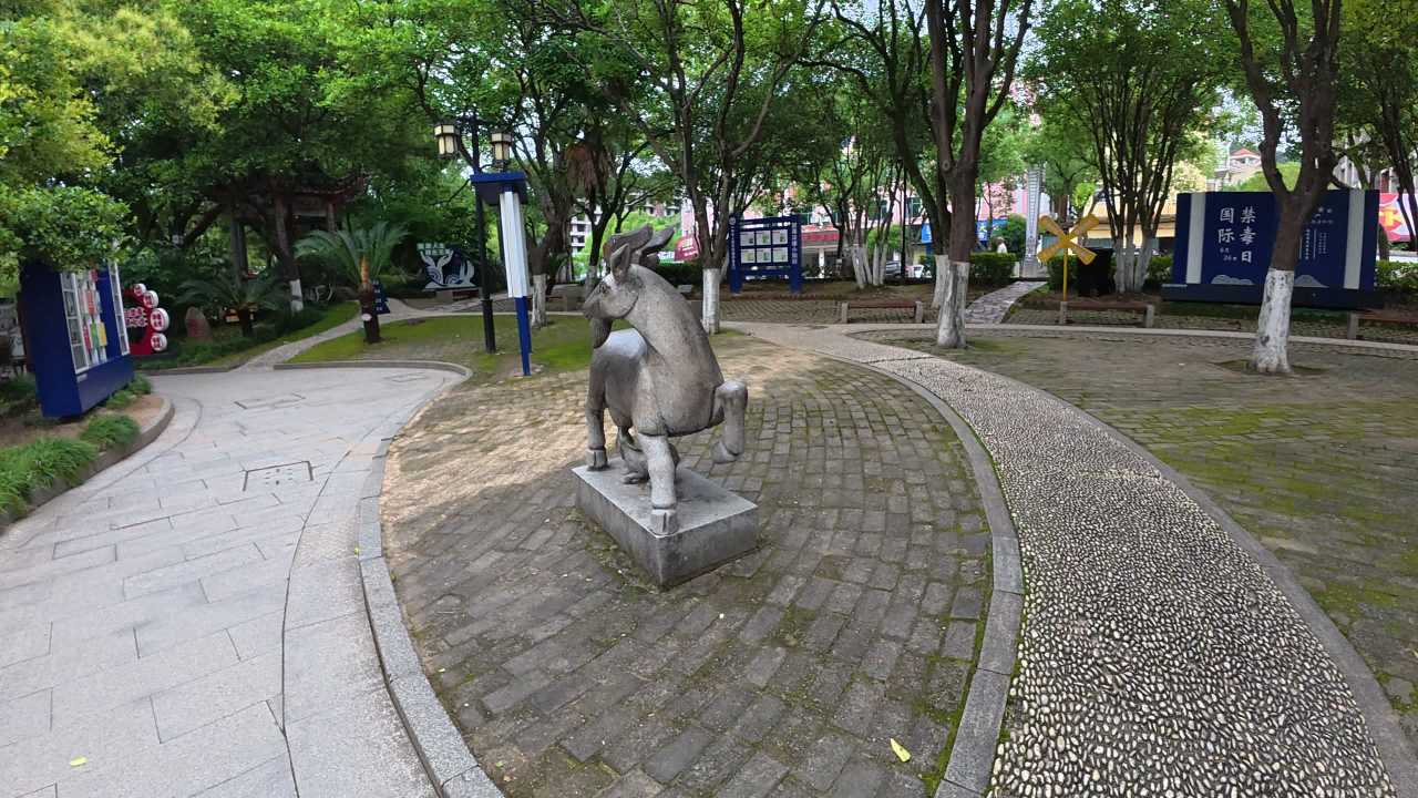 公园中的石羊雕像