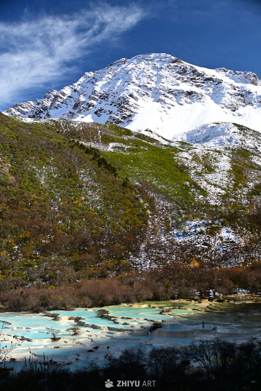 雪山梯田秋景图