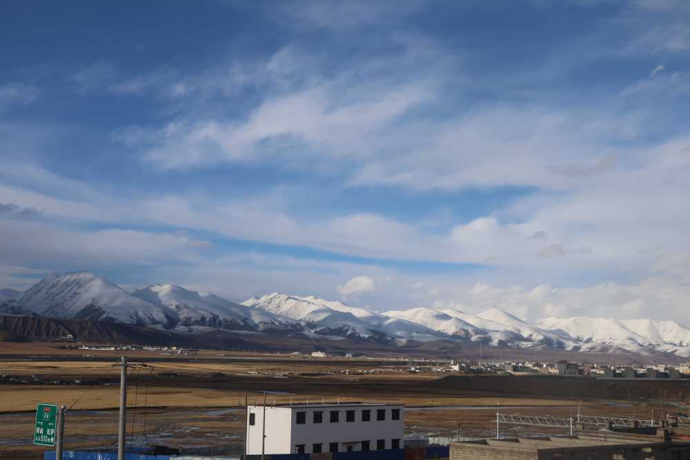 山脉下的村庄
