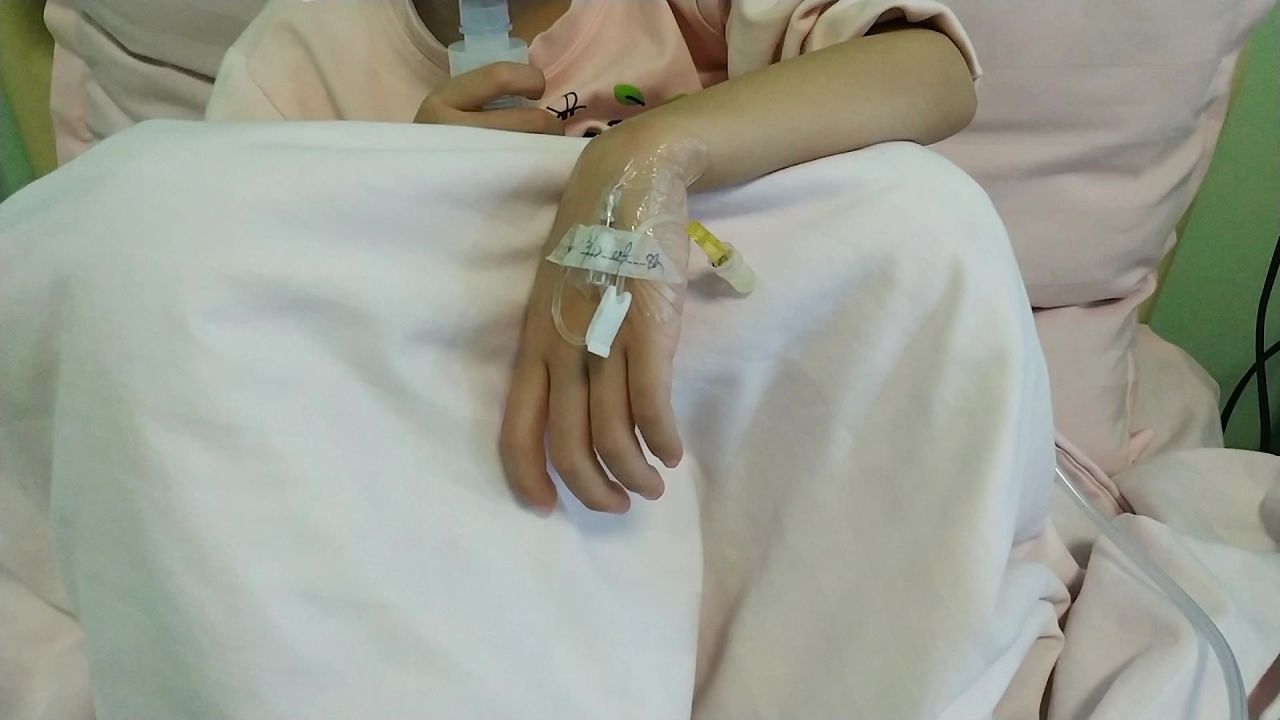 实拍儿童生病住院做雾化