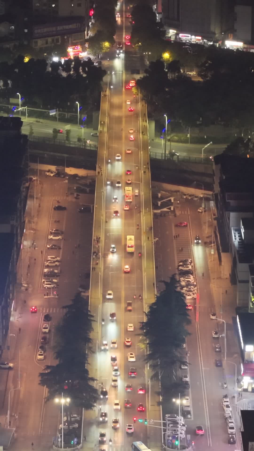 夜幕下的都市喧嚣