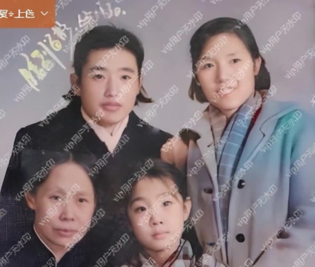 幸福的一家五口合影留念