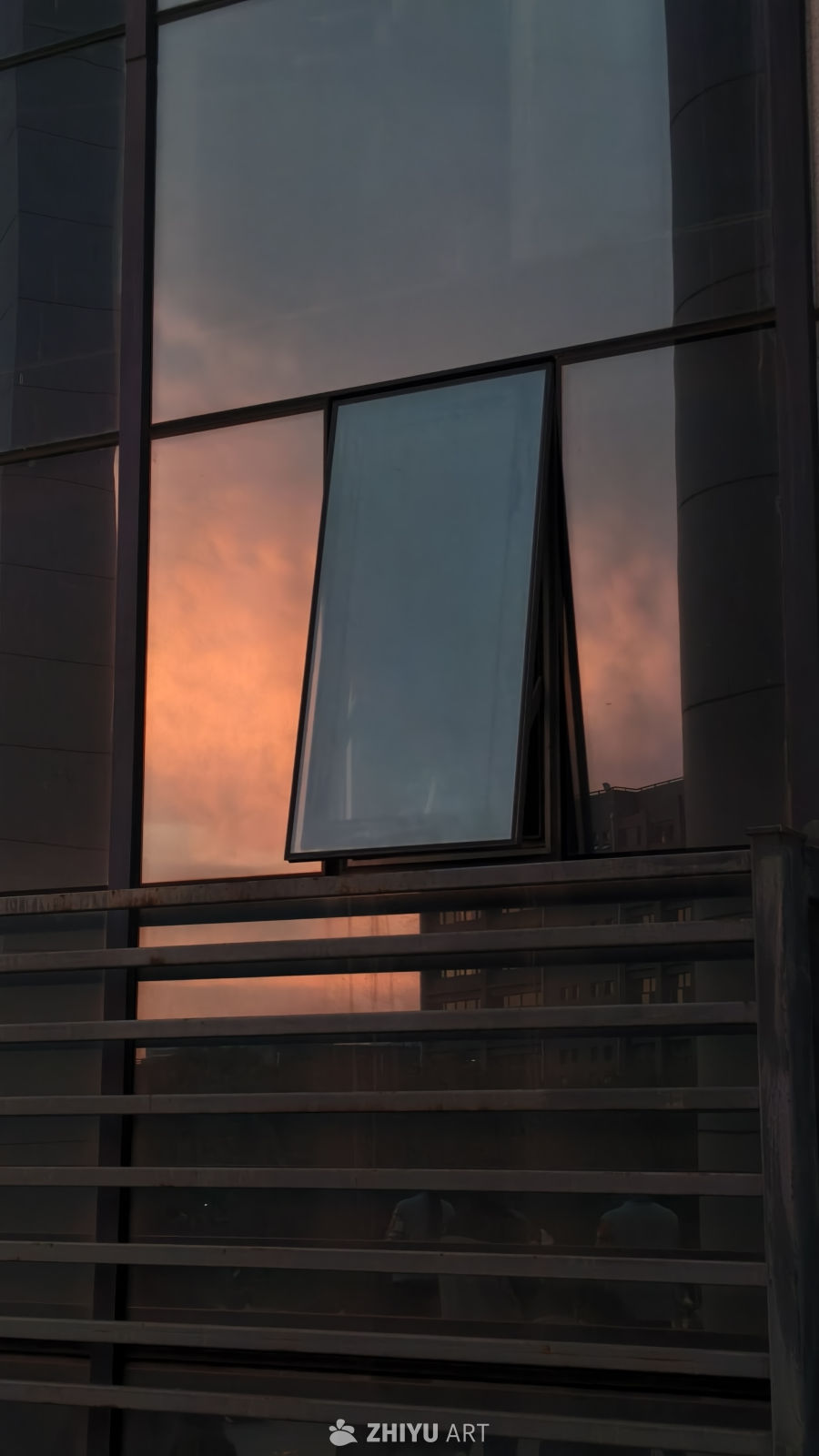 黄昏中的玻璃幕墙