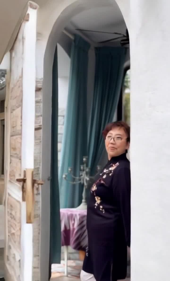 拱门旁的女士：花卉上衣与烛台的优雅相遇