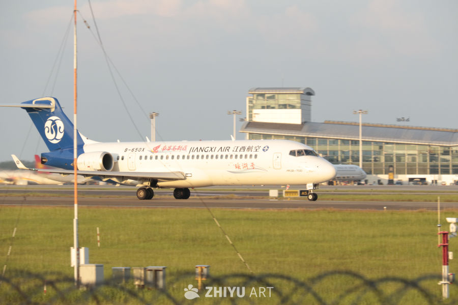 江西航空ARJ21-700飞机准备起飞