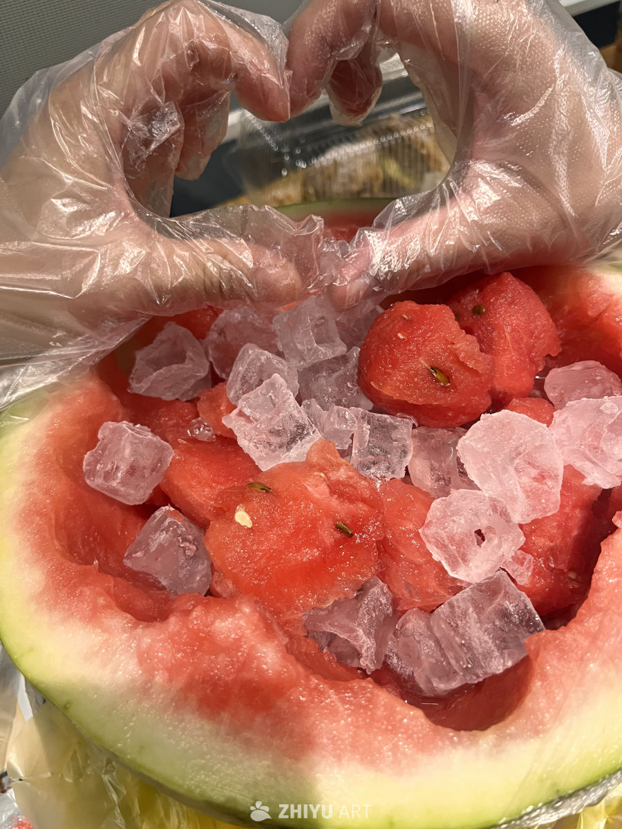 西瓜配冰块，爱心手势