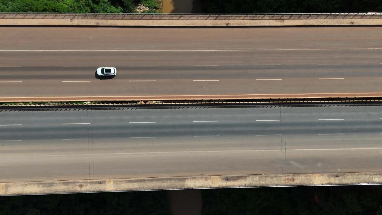 空中俯瞰宁静的高速公路