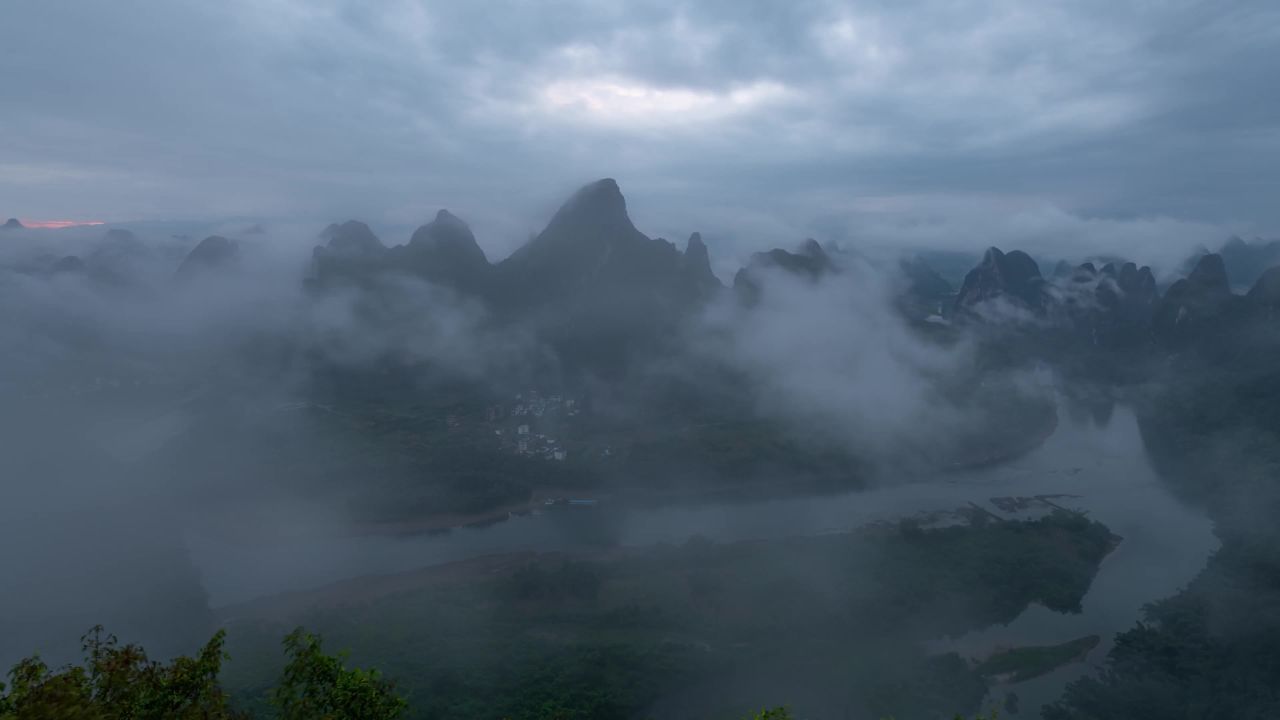 晨雾中的山水画卷