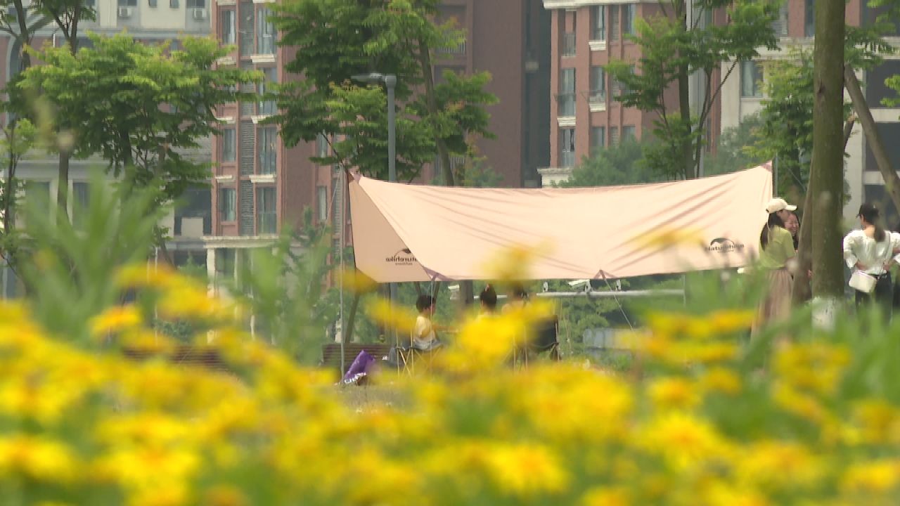 露营经济兴起 户外帐篷搭起