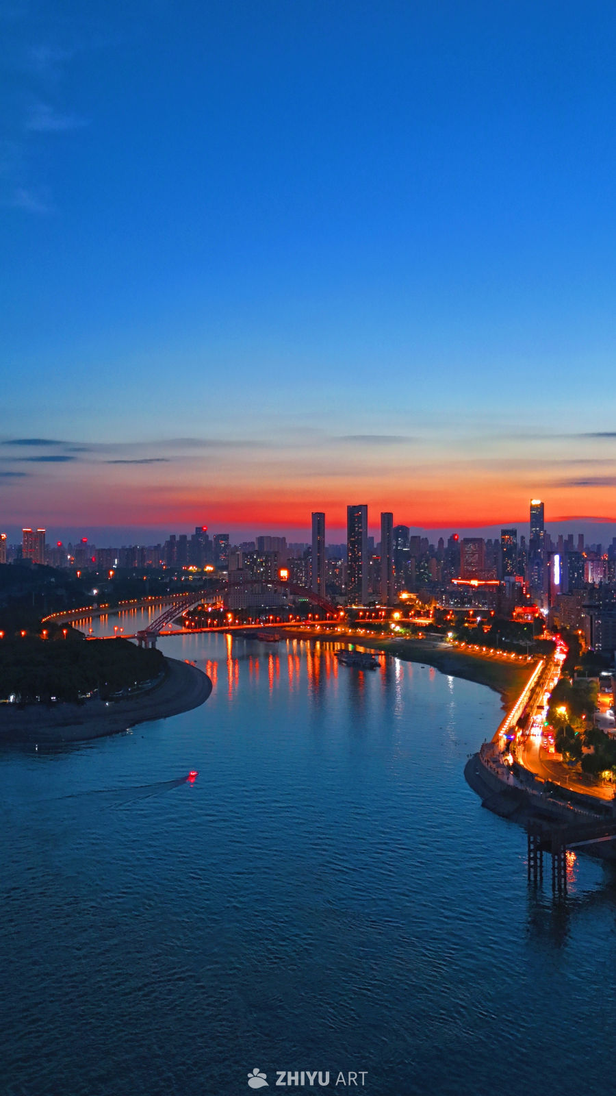 武汉长江两岸城市天际线