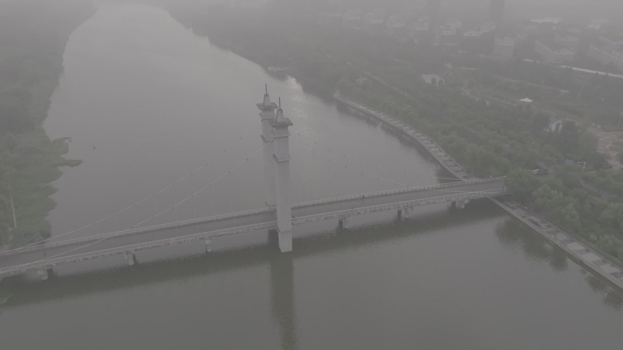 雾中城市的桥梁与自然