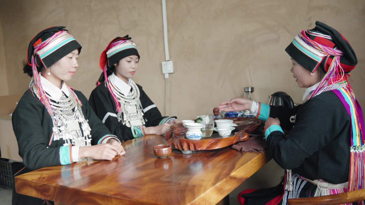 民族服饰下的茶香时光
