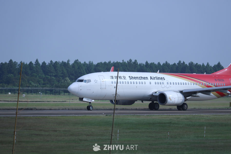 深圳航空飞机在跑道上