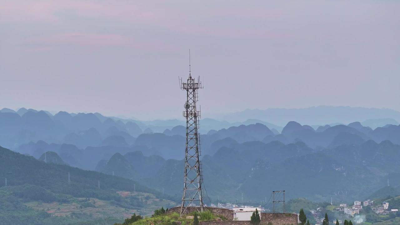 4K山顶峰林中5G基站通讯信号塔设备航拍