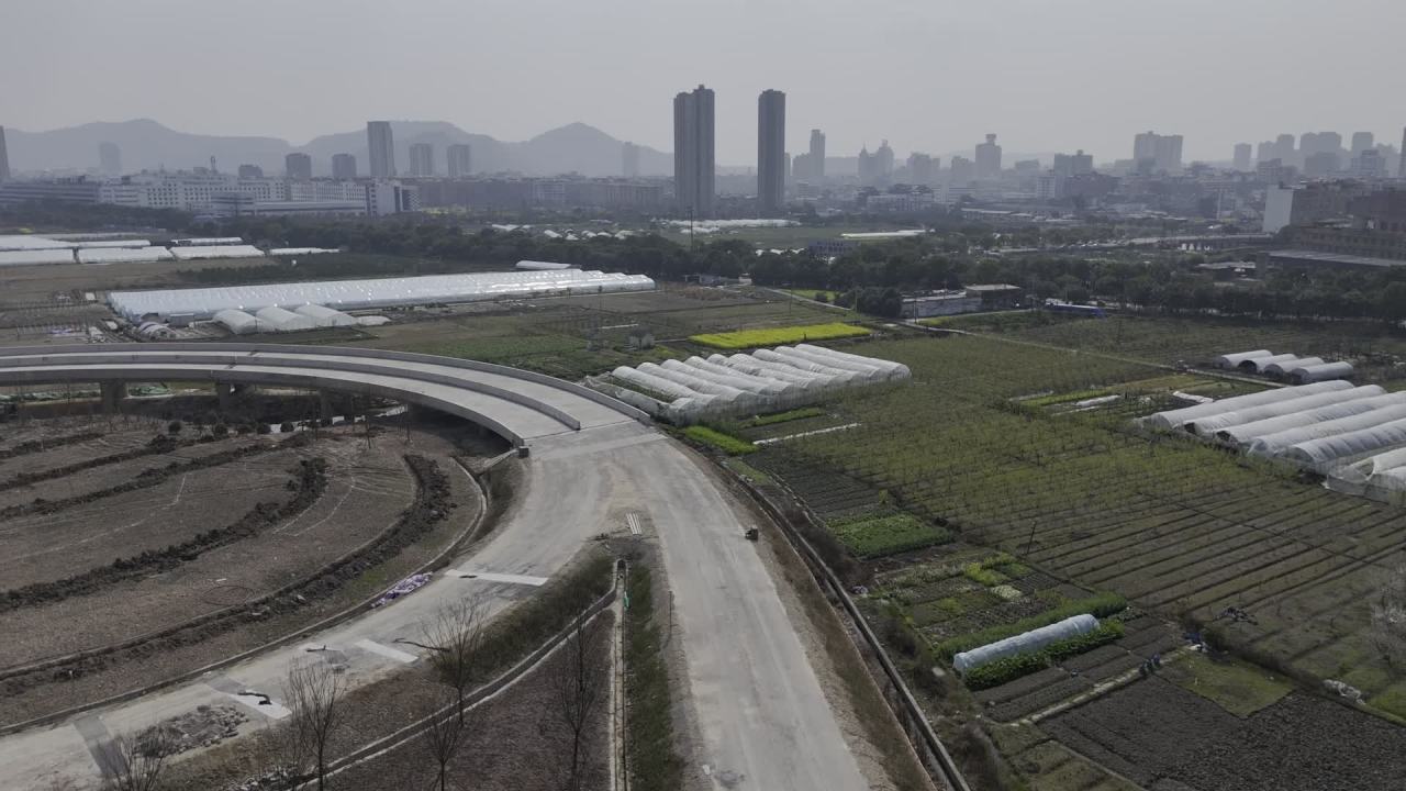城市边缘的高速公路与农田