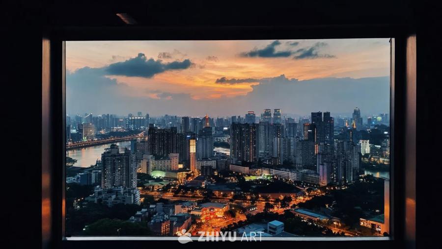 透过窗户，可以看到城市景观。远处是林立的高楼大厦，