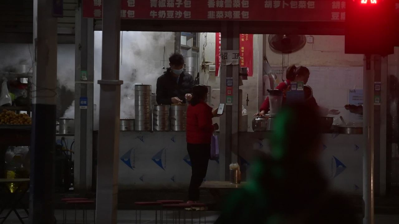 夜市小吃摊的繁忙时光