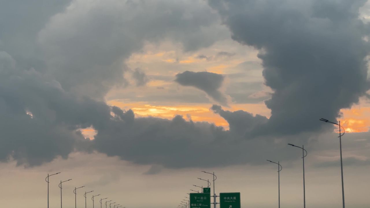 郑州震撼精彩的日落高架云朵夕阳