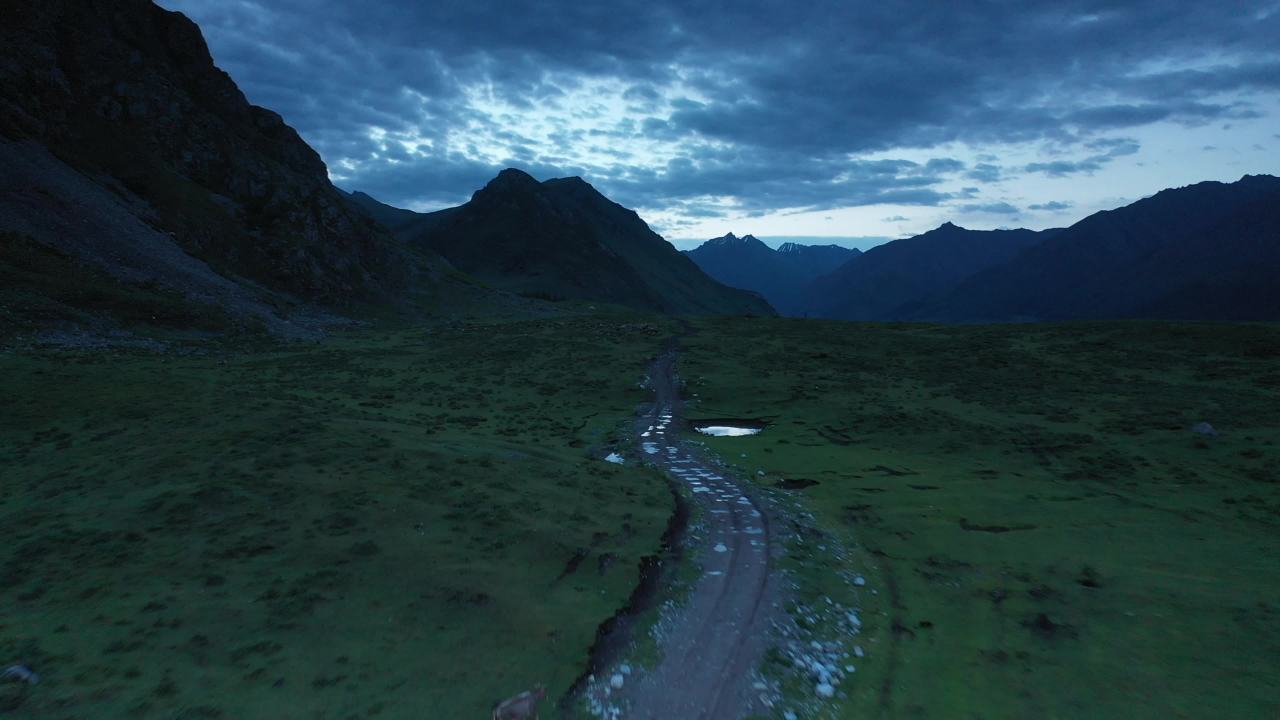 山间小路黄昏景