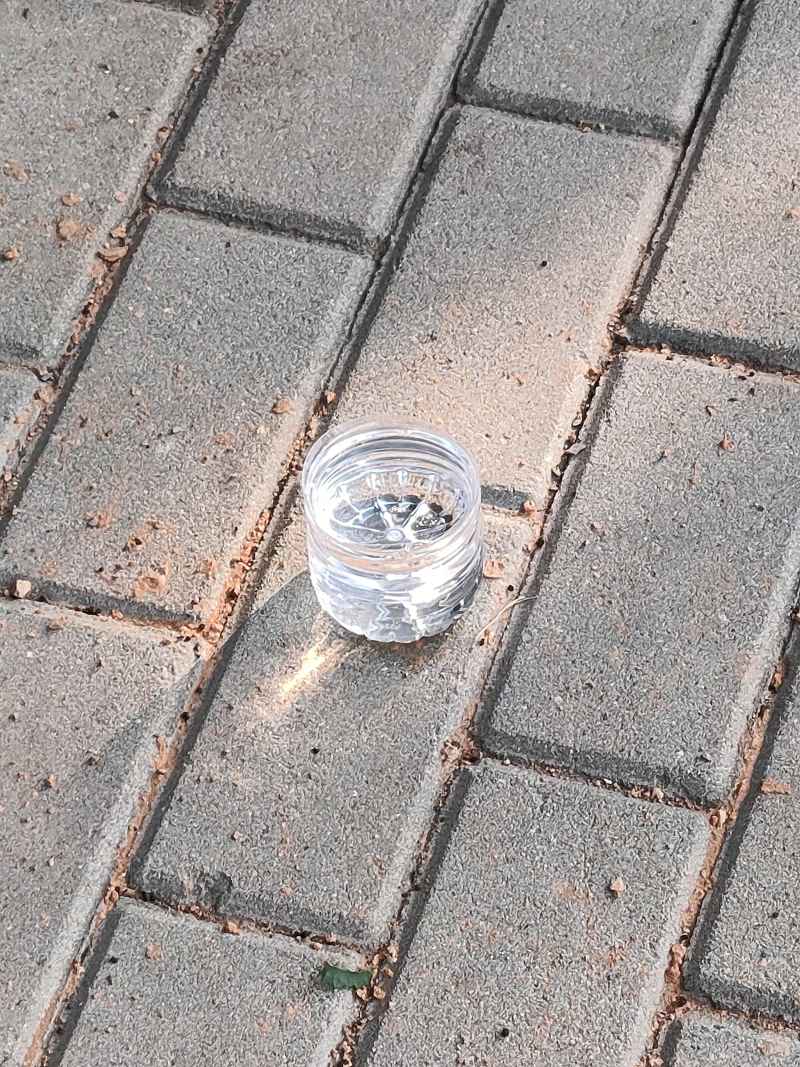 地上的一杯水