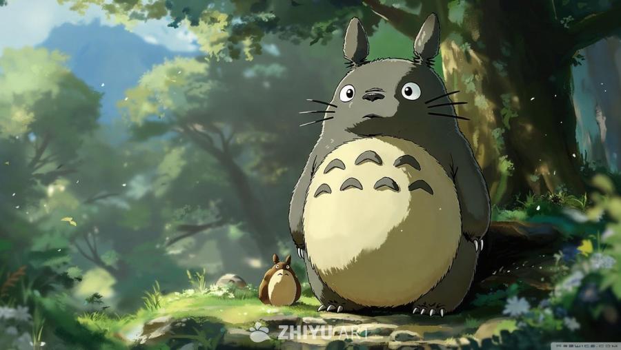 在绿色的森林背景下，一只体型较大的灰色龙猫站立着，